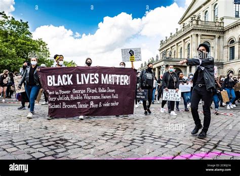 banner con nombres de víctimas de violencia racista manifestación de la vida negra contra el