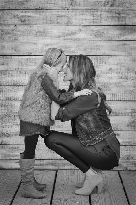 Pin By Jaci H On Photograph Love Mother Daughter Photography Poses