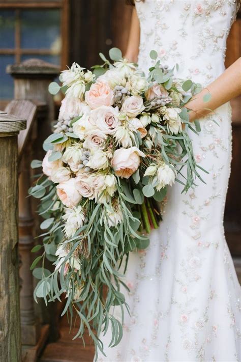 27 Stunning Cascading Bouquets For Every Type Of Wedding Cascading