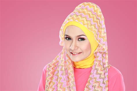 The camel hump hijab style beware my dear sisters in islam ,avoid wearing modern ways of hijabs,keep it nice,simple and well covered. many muslimahs are taking this trend and forgetting that it is wrong for them to wear the hijab in the camel hump style. "Camel hump" hijab-shaming reveals more than meets the eye ...