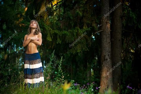 Topless Meisje In Het Bos Stockfoto Rechtenvrije Foto Door Itutya