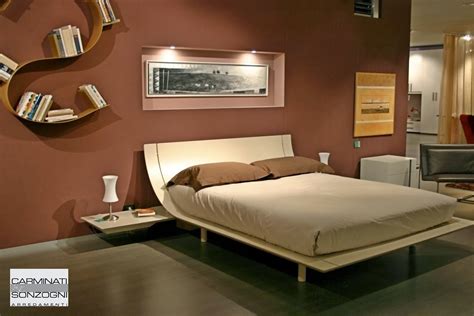 Letto con struttura testata in in questo modo la testiera si fa arredo, riuscendo a soddisfare le esigenze delle fase di relax, con piani d'appoggio e mensole, ma fornendo anche uno. La tua camera da letto in pochi semplici trucchi ...