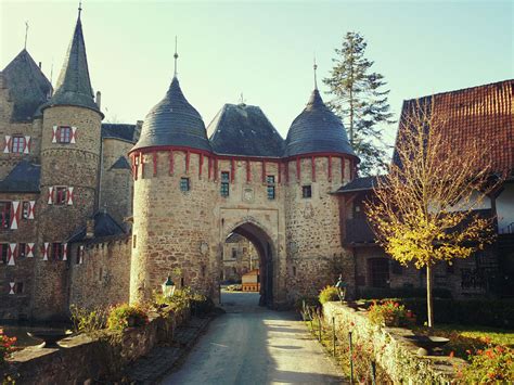 Öffnet in 11 h 58 min. Burg Satzvey - www.ferienwohnung-schaven.de