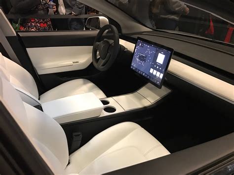 Tesla Model 3 Μόνο με μια οθόνη 15 στο εσωτερικό του