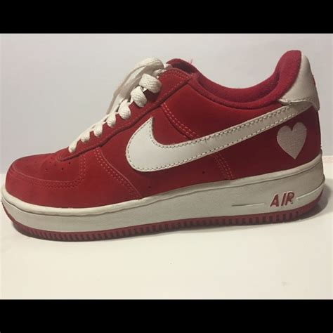 It was the first basketball sneaker to house nike air, but its innovative nature has since taken a back seat to its status as a street icon. Valentines Air Force Ones | The River City News