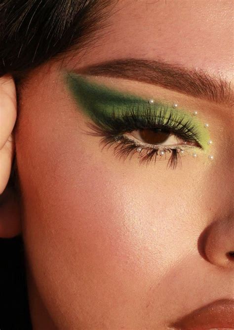 Pinterest Mikaela129 Aesthetic Makeup Green Makeup Dark Skin