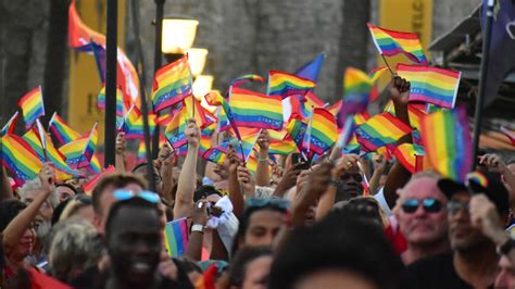 There's a war on for your mind! Gay Pride Curaçao eist homohuwelijk | NOS