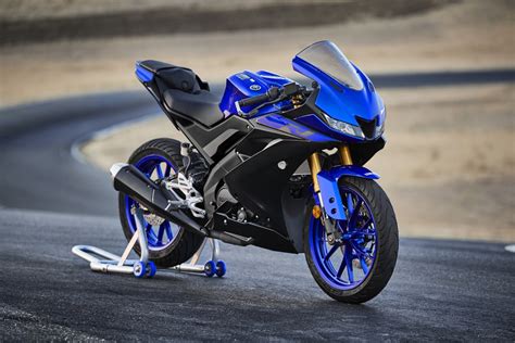 Riding my yamaha yzf r125 with akrapovic.this is my first video, so be understanding :).enjoy!ps: Yamaha YZF-R125 2019 : plus affûtée - Moto Journal