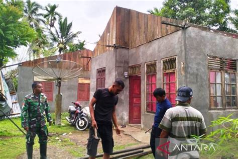 Tni Bantu Perbaiki Rumah Warga Diterpa Putting Beliung Di Aceh Barat