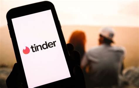 Tinder S Most Swiped Man Helps Single Men Find Love With Simple Tips The Standard Entertainment