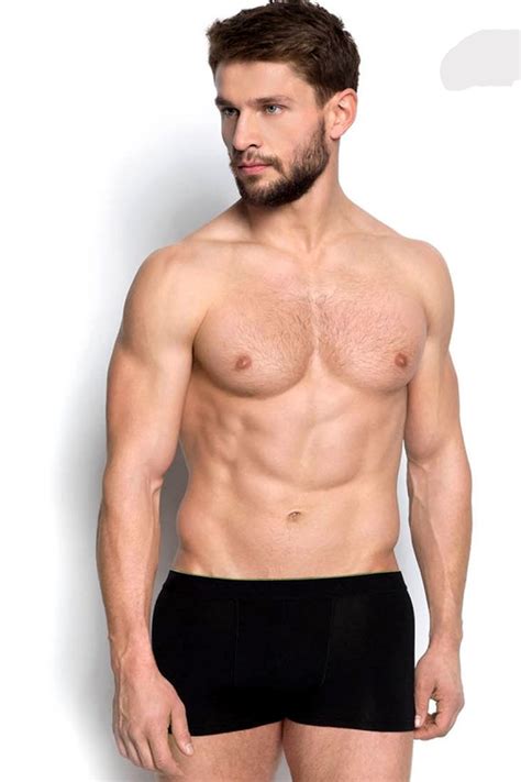 Su diseño y corte medio brinda mayor ajuste y soporte al momento de realizar cualquier actividad. Boxer de hombre 34325 99x black | AMIATEX.ES