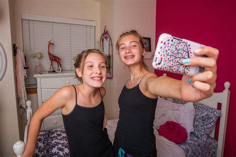 Kinder Die Selfie Im Raum Nehmen Stockfoto Bild Von Aktiv Bett