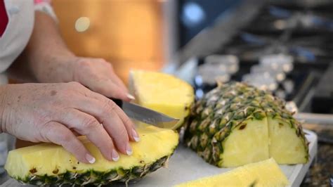 How To Easily Cut A Fresh Pineapple Youtube