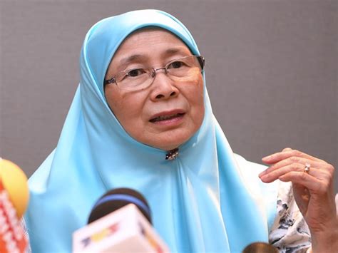 Wan azizah served as a government doctor for 14 years before deciding to focus on volunteer work, when. Tiada sindrom penafian dalam PKR - Dr Wan Azizah | Utusan ...