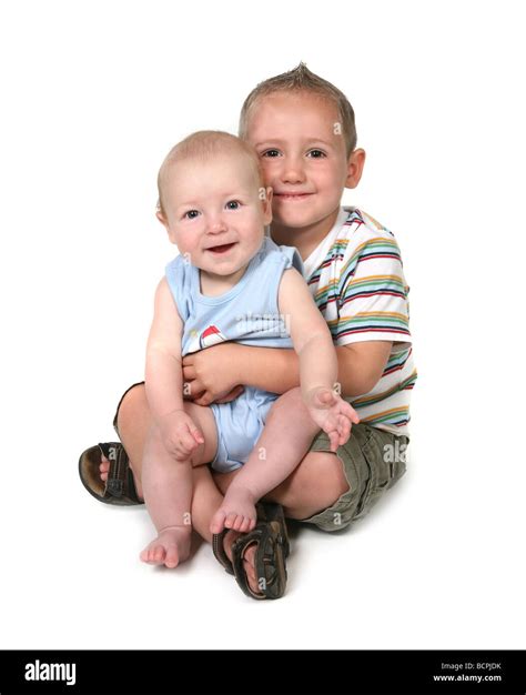 2 Frères qui pose pour un portrait sur fond blanc Photo Stock Alamy