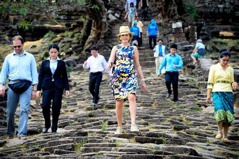 Famille Royale Du Laos En France - Baskets et chapeau de paille, la reine Mathilde au Laos fait du tourisme
