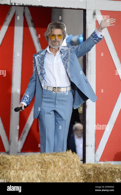 Savannah Guthrie As Kenny Rogers Performs During Todays Halloween