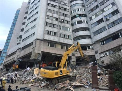 地震造成的大规模伤亡和损失主要归结于地震发生的时间和突然性。 唐山地震没有小规模前震，而且发生于凌晨人们熟睡之时，使得绝大部分人毫无防备，對地震現象也甚不熟悉。 唐山大地震30周年新聞集， 新浪网 、 新京報. 台湾花莲地震大楼倒塌致14死案：建筑商3人被起诉|王怡仁|花莲|翠堤_新浪新闻