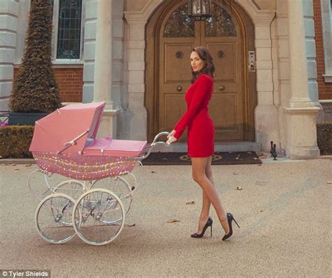 Tamara Ecclestone Breastfeeds Daughter Sophia In Tyler Shields Photoshoot Daily Mail Online