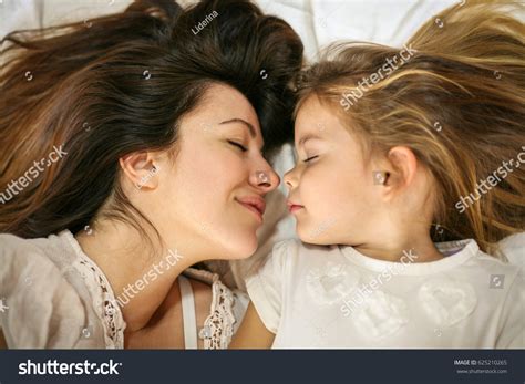 Mother Daughter Sleeping Together Bed Mother Foto Stock 625210265