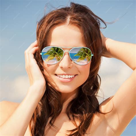 premium photo holidays travel vacation and happiness concept beautiful woman in sunglasses