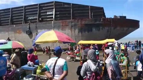 Jembatan gantung di bendungan kali gung, desa danawarih, di dekat makam ki gede sebayu; Kapal Tongkang Terdampar di Depan Makam Keramat Jadi Objek ...