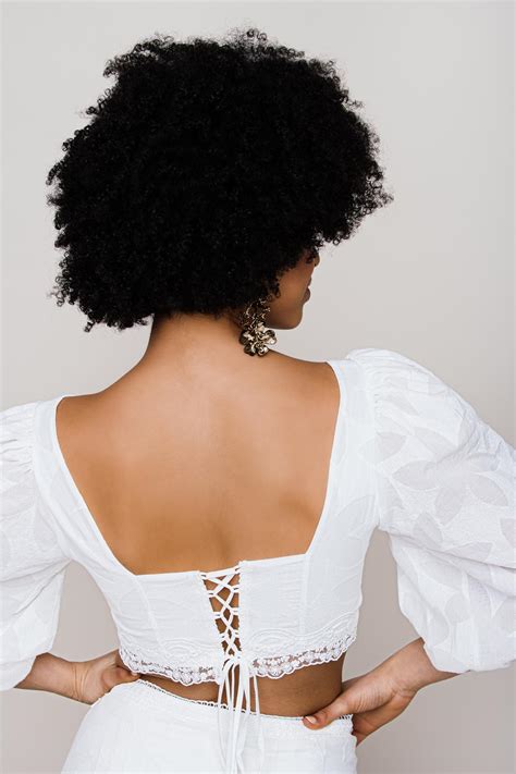 Keine frage, die suche nach dem richtigen brautkleid ist für die frau der schönste höhepunkt der 55 bewertung(en) mit 4,11 von 1 bis 5 sternen! Brautkleid bauchfrei | Boho Zweiteiler mit aufspringendem ...