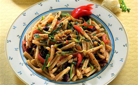 Può contenere tracce di frutta a guscio. Ricetta Pasta alle olive taggiasche - La Cucina Italiana