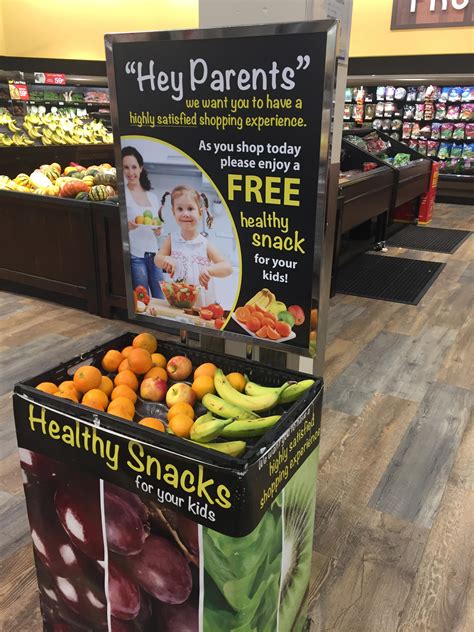 Grocery store gives free healthy snacks for children ...