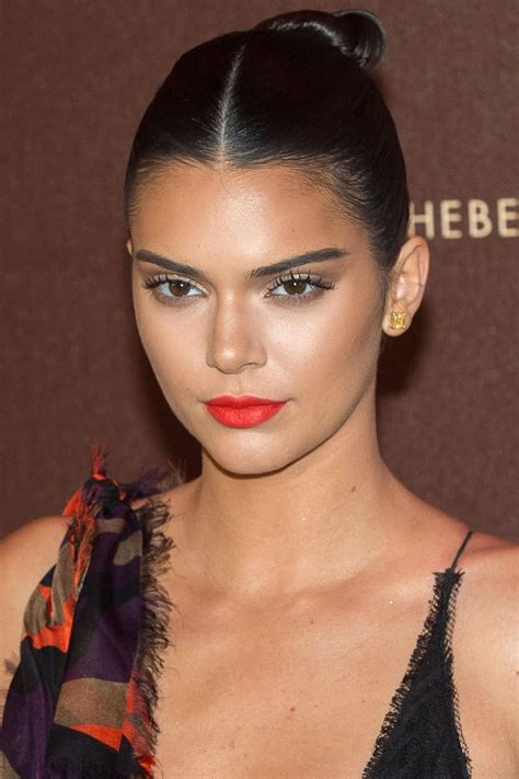 10 Chic Ways To Wear A Middle Part Kendall Jenner Hair Jenner Hair