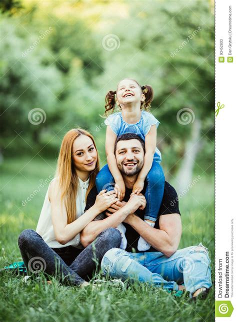 Madre Padre E Figlia Felici Nella Sosta Scena Della Natura Di Bellezza