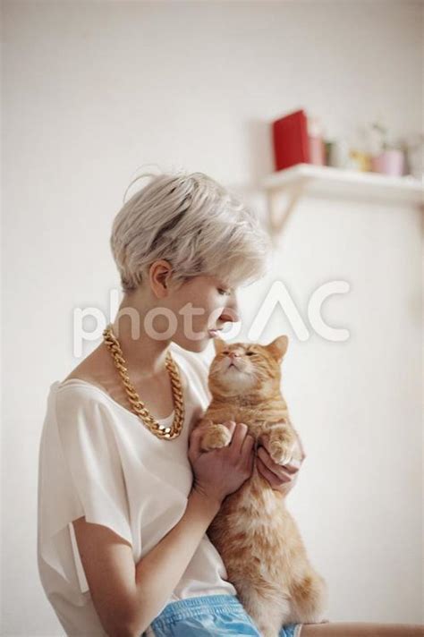ショートカットの白人女性と猫4 no 72035｜写真素材なら「写真ac」無料（フリー）ダウンロードok