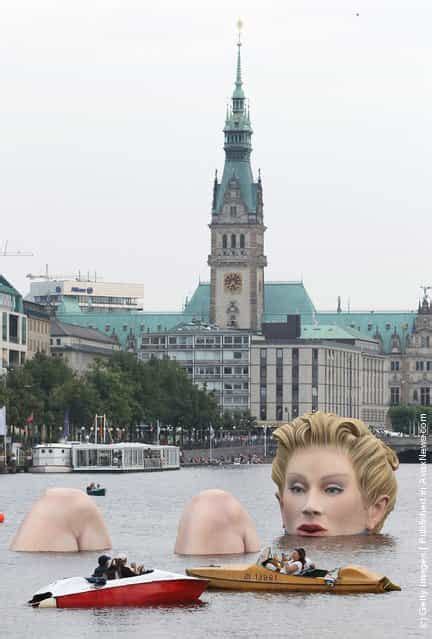 Sculpture Of Giant Bather Presented In Hamburg Gagdaily News