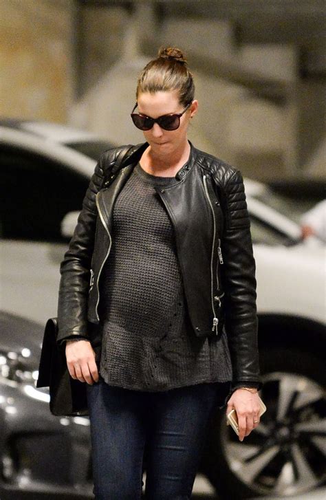 Pregnant Anne Hathaway 1200×1844
