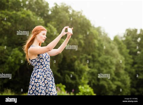 Frau Fotografieren Auf Handy Stockfotos Und Bilder Kaufen Alamy
