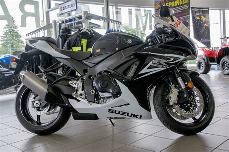Claimed horsepower was 122.3 hp (91.2 kw) @ 13500 rpm. Suzuki Suzuki GSX-R 600 M - Moto.ZombDrive.COM