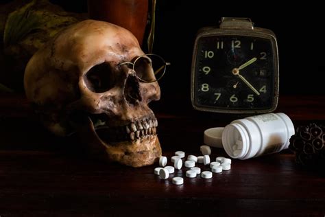 Makalah narkoba lengkap menjelaskan pengertian narkoba, narkotika dan psikotropika beserta jenis, efek, pemanfaatan, hukum da gambar. Narkoba dan Narasi Kehancuran Bangsa | GEOTIMES