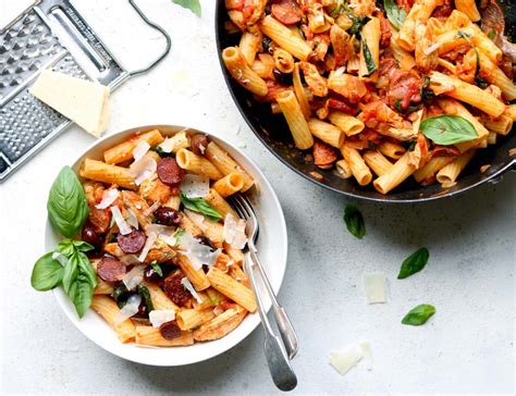 Stir in the bell pepper and chorizo and cook for 5 minutes until the chorizo is hot and the chicken is no longer pink in the center. Chicken and Chorizo Pasta with Spinach - The Last Food Blog