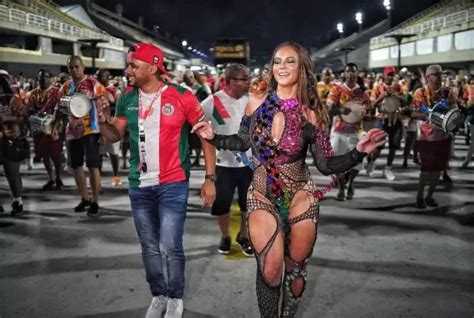 Paolla Oliveira chama a atenção em ensaio de Carnaval