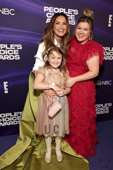 Kelly Clarkson Brings Daughter River Rose To 2022 Pcas Photos