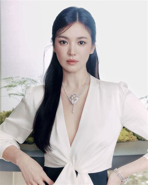 Chosun Online 朝鮮日報 ソン・ヘギョ、ジュエリーを際立たせる胸元の深い切れ込みにくらくら人形のような美しさ