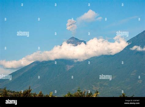 Vista Panor Mica Del Cr Ter Volc N Activo En Guatemala Llamado Fuego