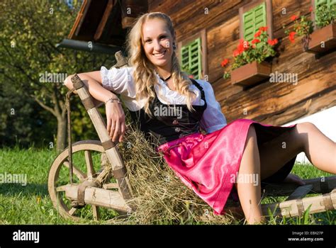 Frau Im Dirndl Auf Bauernhof Österreich Stockfotografie Alamy
