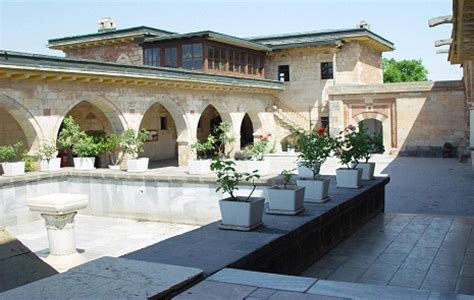 (bugünkü hacı bektaş) ama vücüdu kartal pençeleri ile yaralanmış gayet de bitkin. Hacı Bektaş Veli Türbesi (Nevşehir)