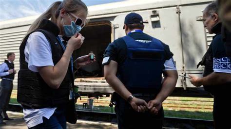 train carrying bodies of mh17 victims sets off