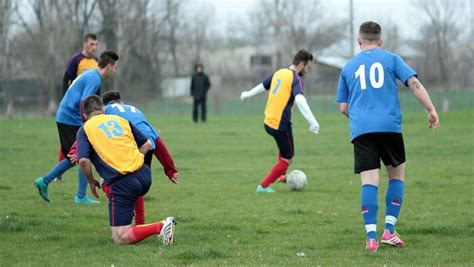 ¿te has dado cuenta de lo cabezones que son? Una pachanga de fútbol entre amigos por Navidad acaba con ...