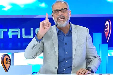 En su cuenta de twitter, el conductor de tv nostra explicó los motivos de su cambiante decisión. Jorge Rial insultó a la figura del momento y causó un verdadero escándalo: "Dan vergüenza ...