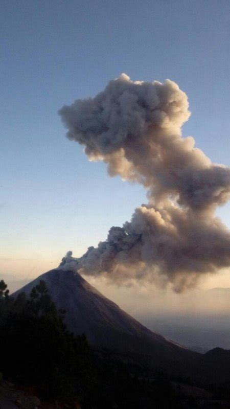 Mexicos Colima Volcano Erupts Making 15 Mile Ash Plume