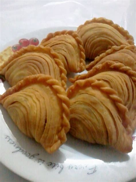 Kemudian tuangkan ke dalam tepung dan uli menggunakan sudu. ~Azlynna Bakery~: Karipap pusing frozen