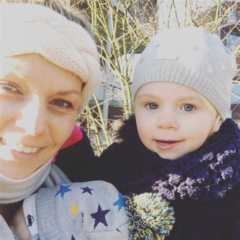 Hierdoor zwellen de slijmvliezen op en wordt er veel slijm geproduceerd. Mama Minke: Het RS virus bij onze baby. Hartverscheurend...